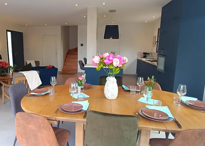 Maison Neuve Proche Avec Parking Gratuit Et Privé à 5 Min Du Musée De La Batterie De Merville Casa de Férias *