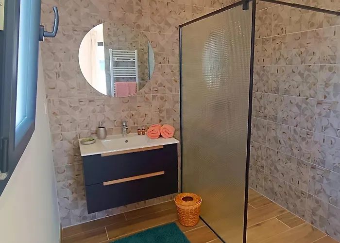 Maison Neuve Proche Avec Parking Gratuit Et Privé à 5 Min Du Musée De La Batterie De Merville Casa de Férias Gonneville-en-Auge